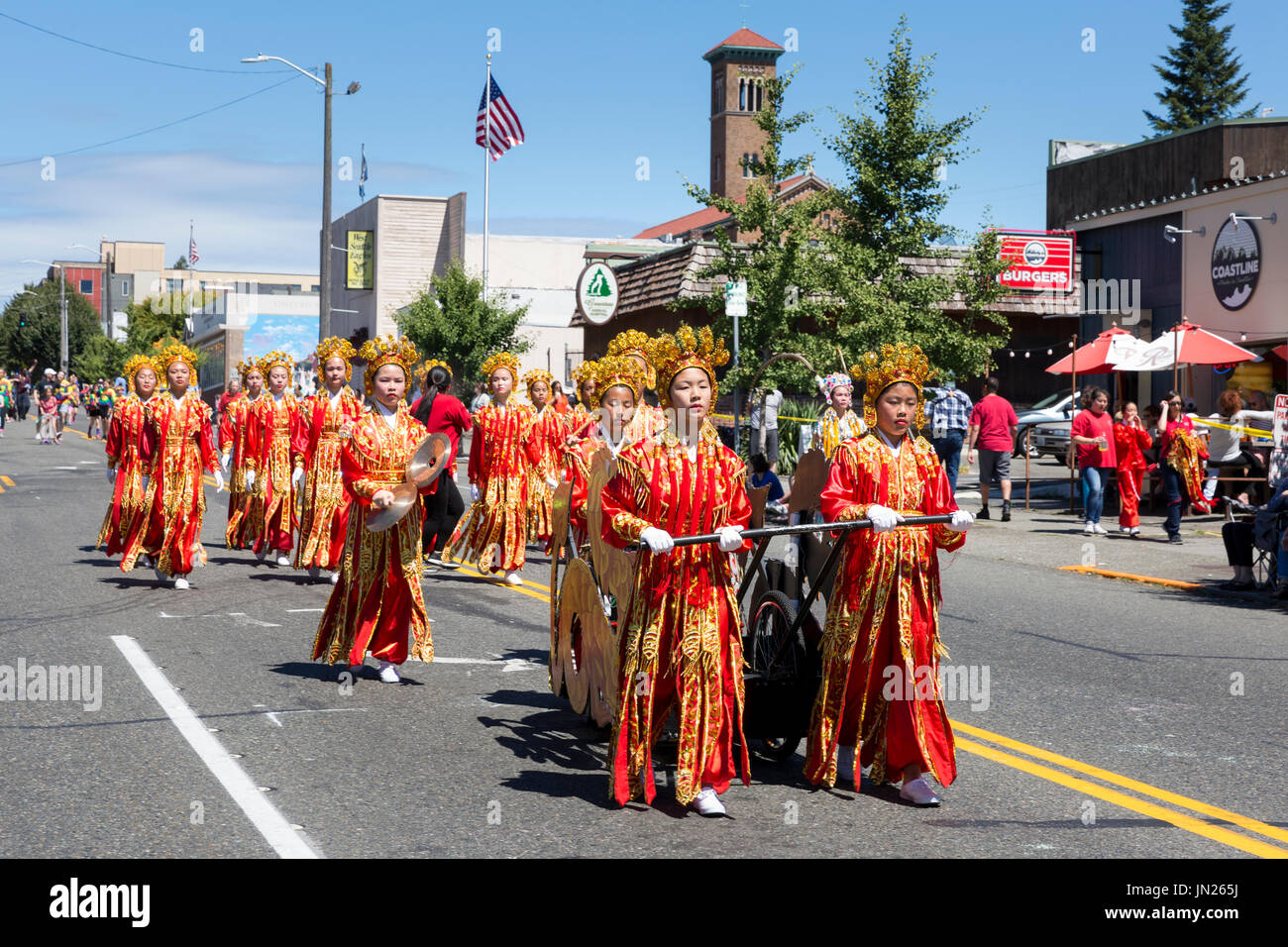 Seattle, Washington: Comunidad China niñas perforar equipo realiza en el West Seattle Grand Parade. El desfile anual, auspiciada por la West Seattle Rotar Foto de stock