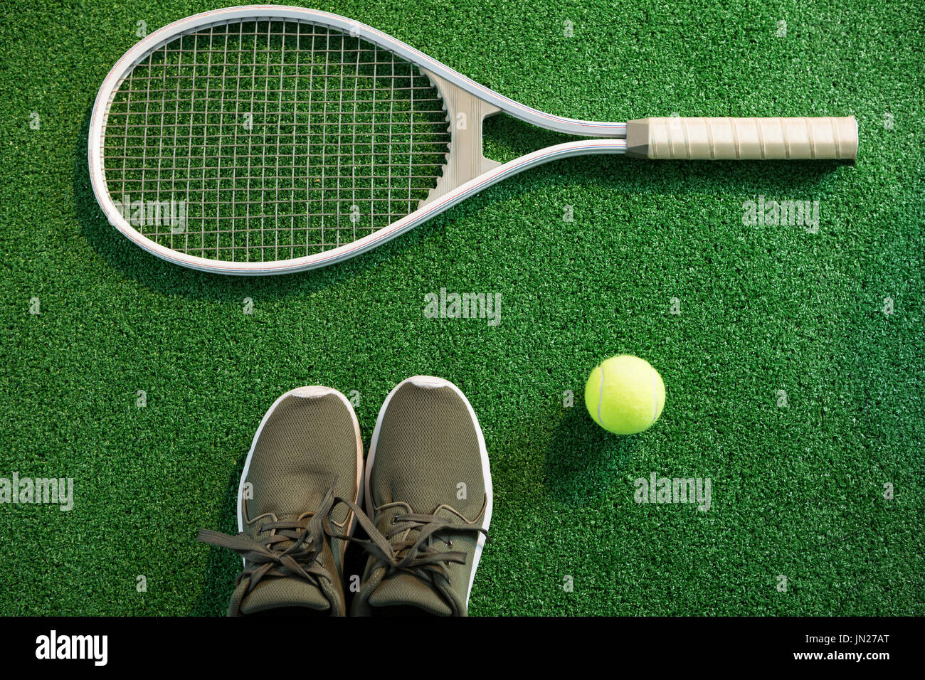 Cerca de raqueta con los zapatos y la pelota de tenis en el campo de juego  Fotografía de stock - Alamy