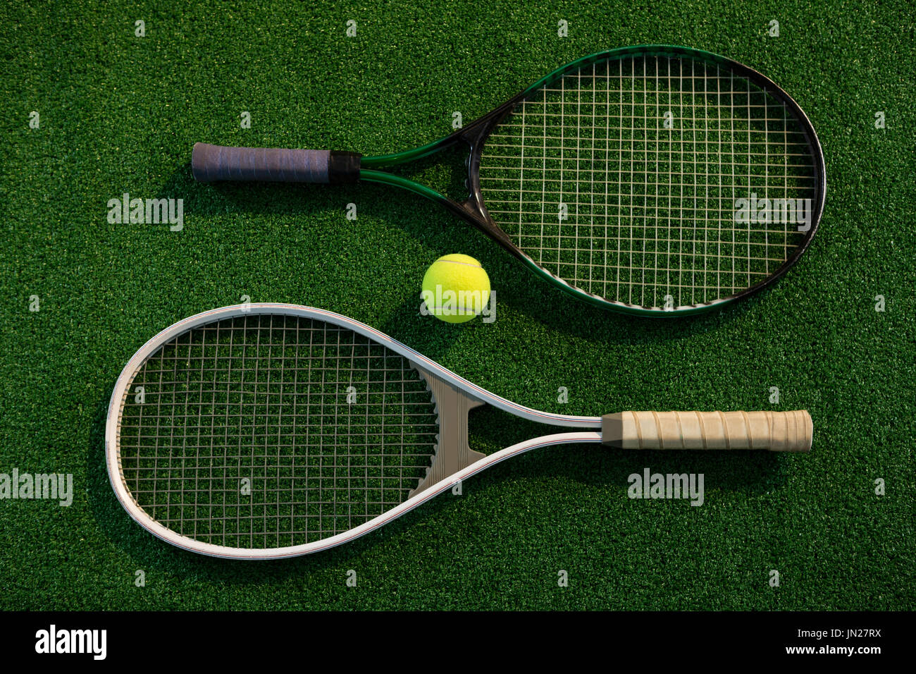 Vista aérea de raquetas con pelota de tenis en el campo de juego Fotografía  de stock - Alamy