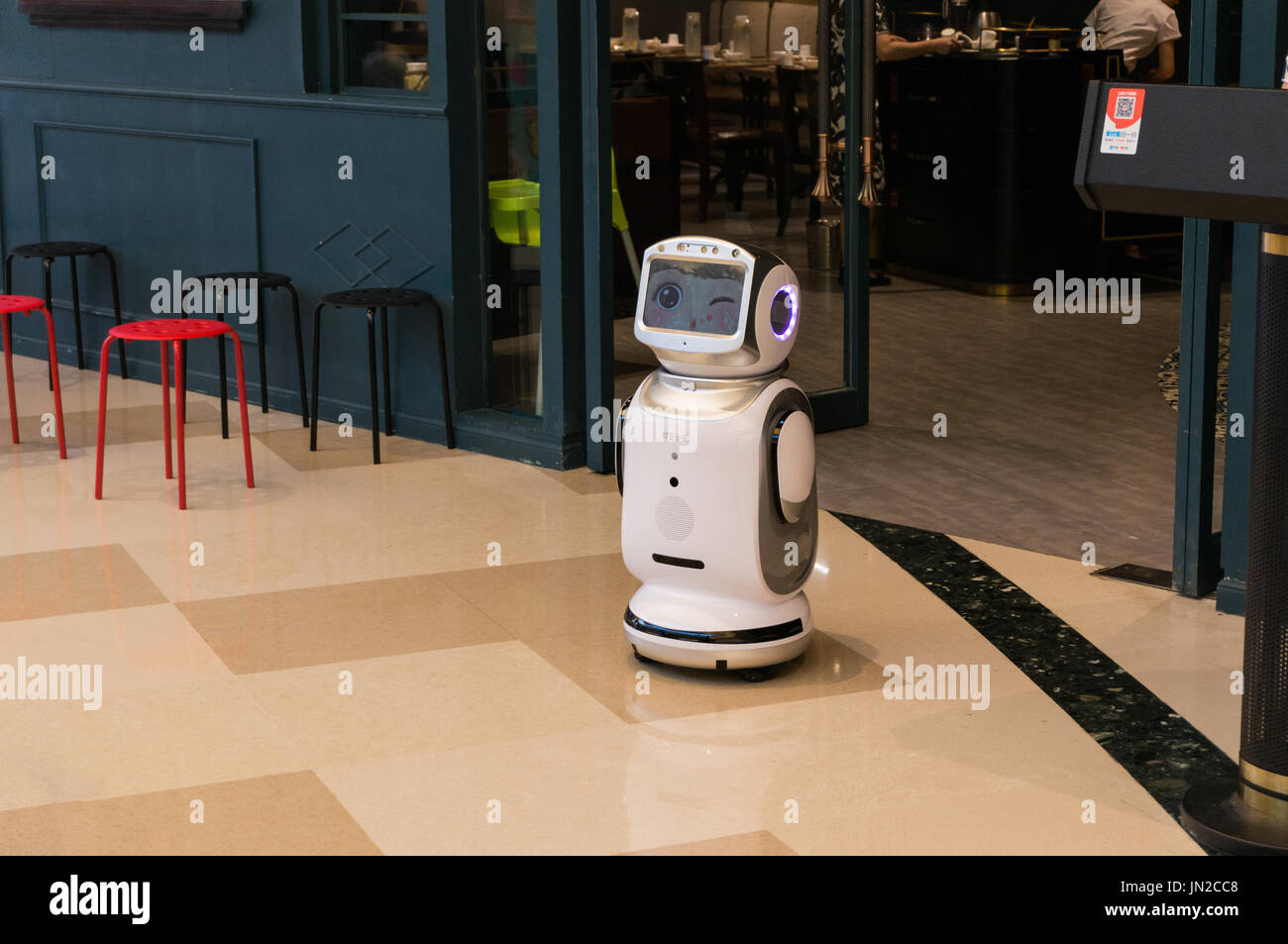 Guiño robot de pie en el restaurante entrada a atraer clientes en Shenzhen, China Foto de stock