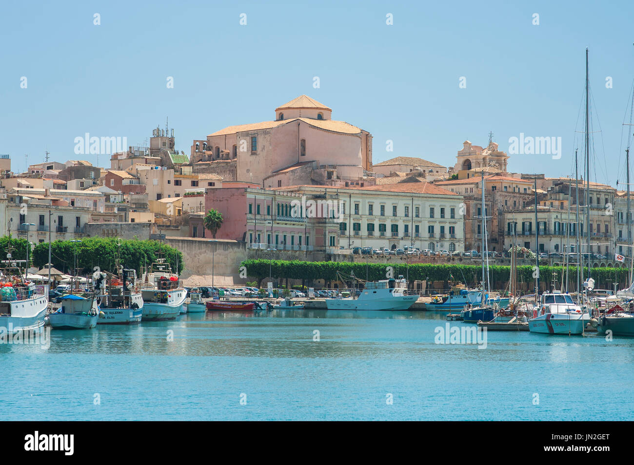 Sicilia costa este, vista del horizonte de la isla Ortigia, parte de la ciudad histórica de Siracusa, (Siracusa) en Sicilia. Foto de stock