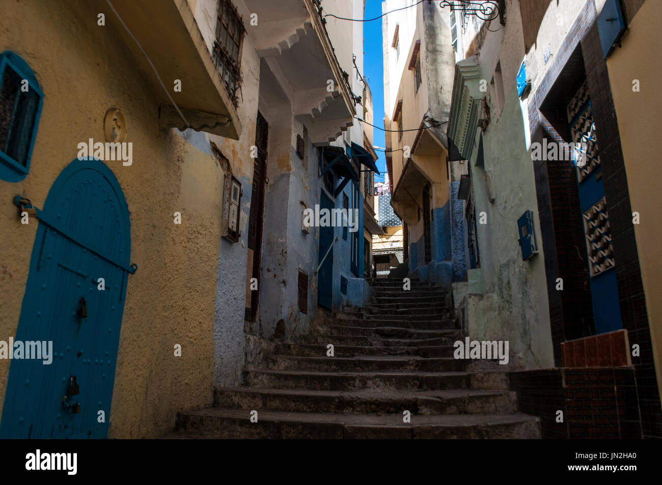 Marruecos: los callejones de la ciudad de Tánger, en la costa del Magreb con su mezcla única de culturas, durante siglos, la puerta de Europa a África Foto de stock