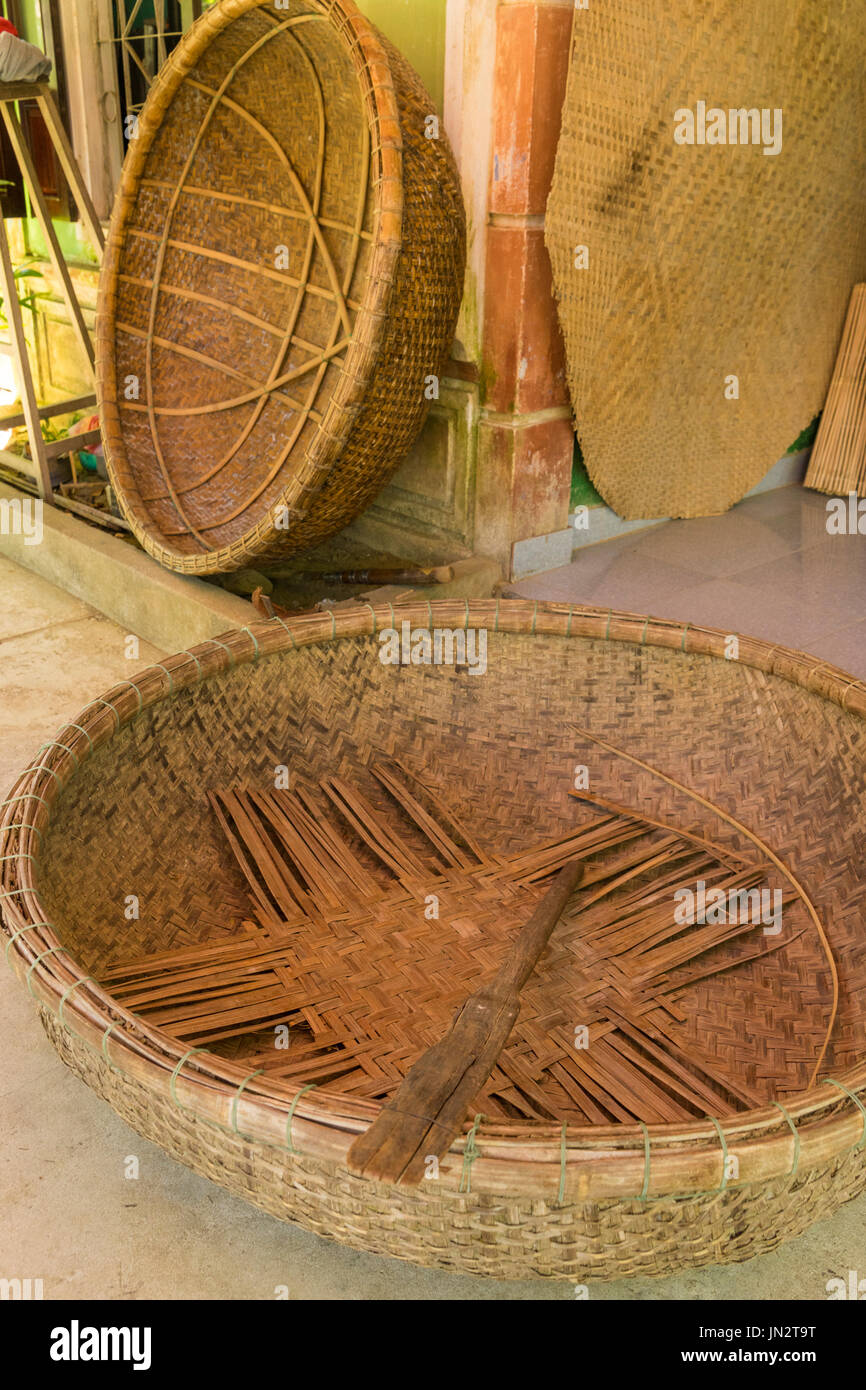 Ronda tradicionales barcas de bambú tejido realizados en zonas rurales de Vietnam Foto de stock