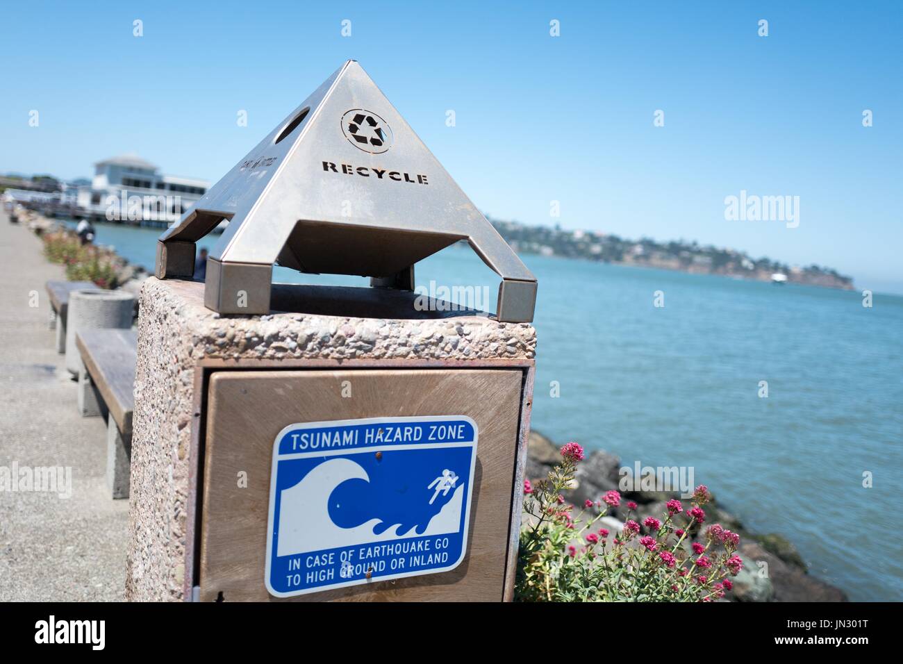 Los carteles en el lateral de una papelera en la zona de riesgo de tsunami lee Bridgeway Road, en el área de la Bahía de San Francisco, la ciudad de Sausalito, California, 29 de junio de 2017. Los tsunamis son una amenaza para la actividad sísmica en el área de la bahía. Foto de stock