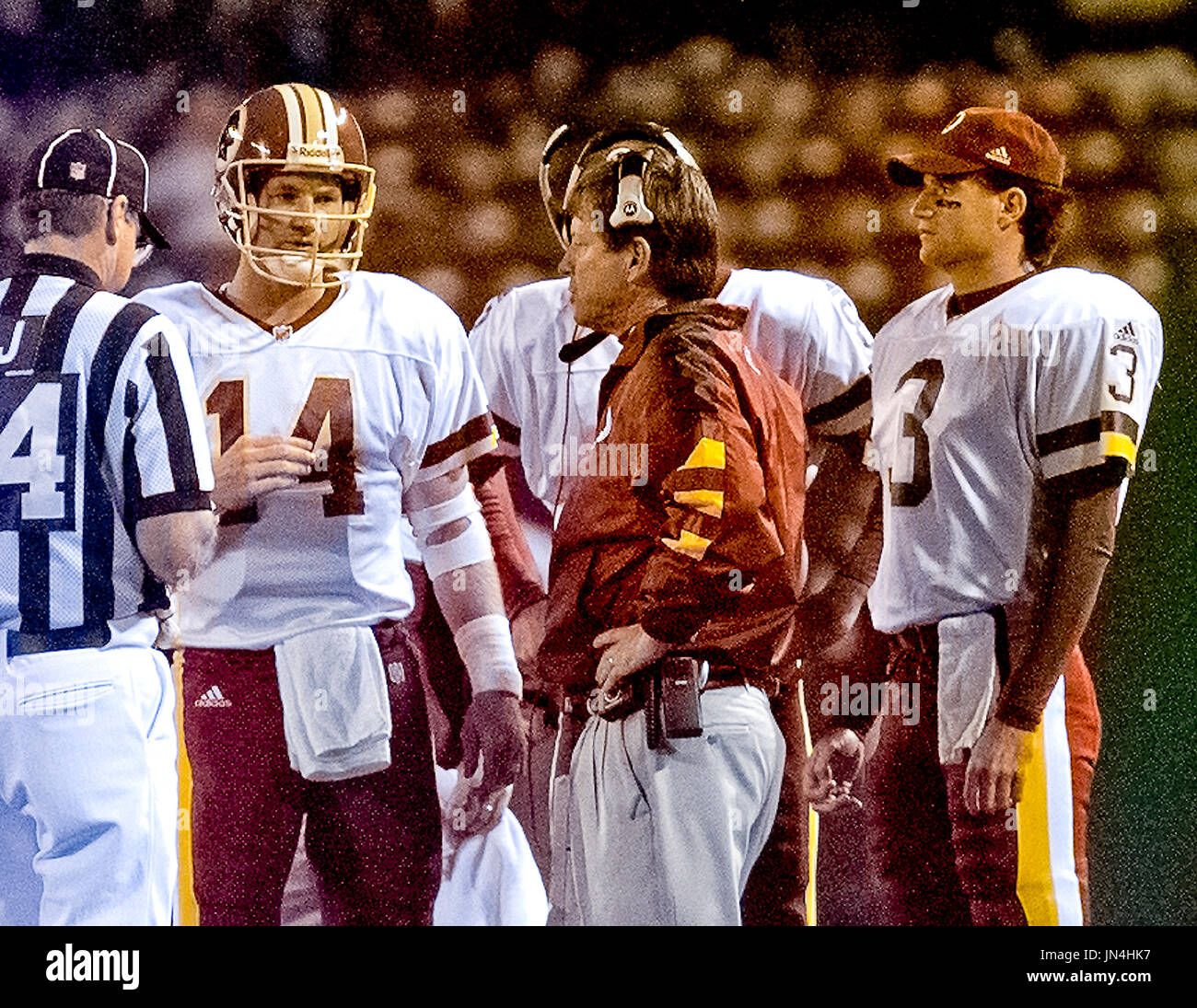 Washington Redskins quarterback Brad Johnson (14) cumple el entrenador
