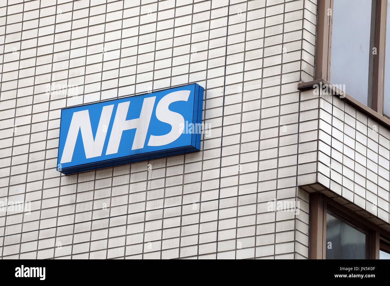Signo de NHS en el lado de St Thomas's Hospital de Londres. Pic por Gavin Rodgers/Pixel 8000 Ltd Foto de stock