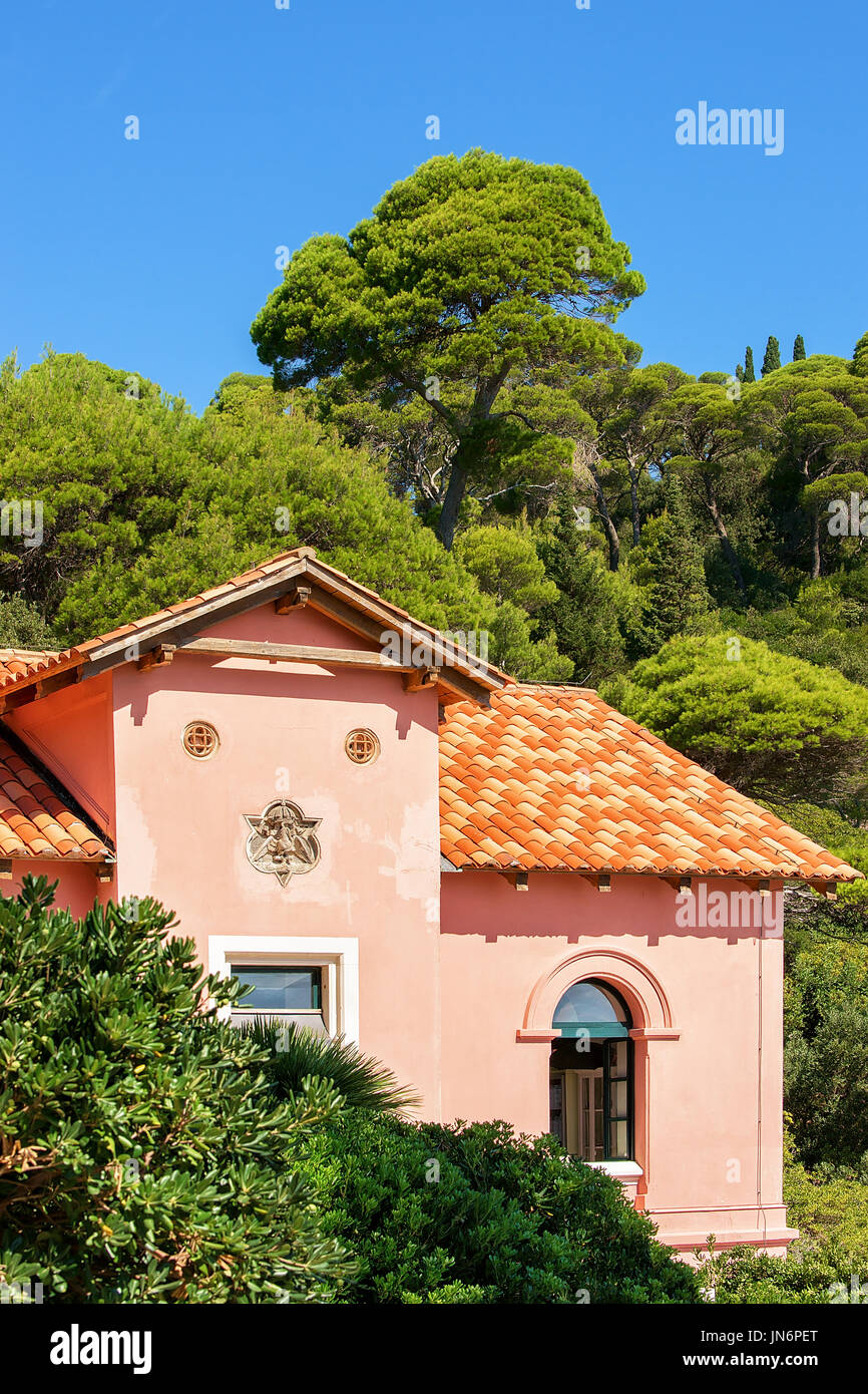 Edificio rosa en la isla de Lokrum, Dubrovnik, Croacia Foto de stock