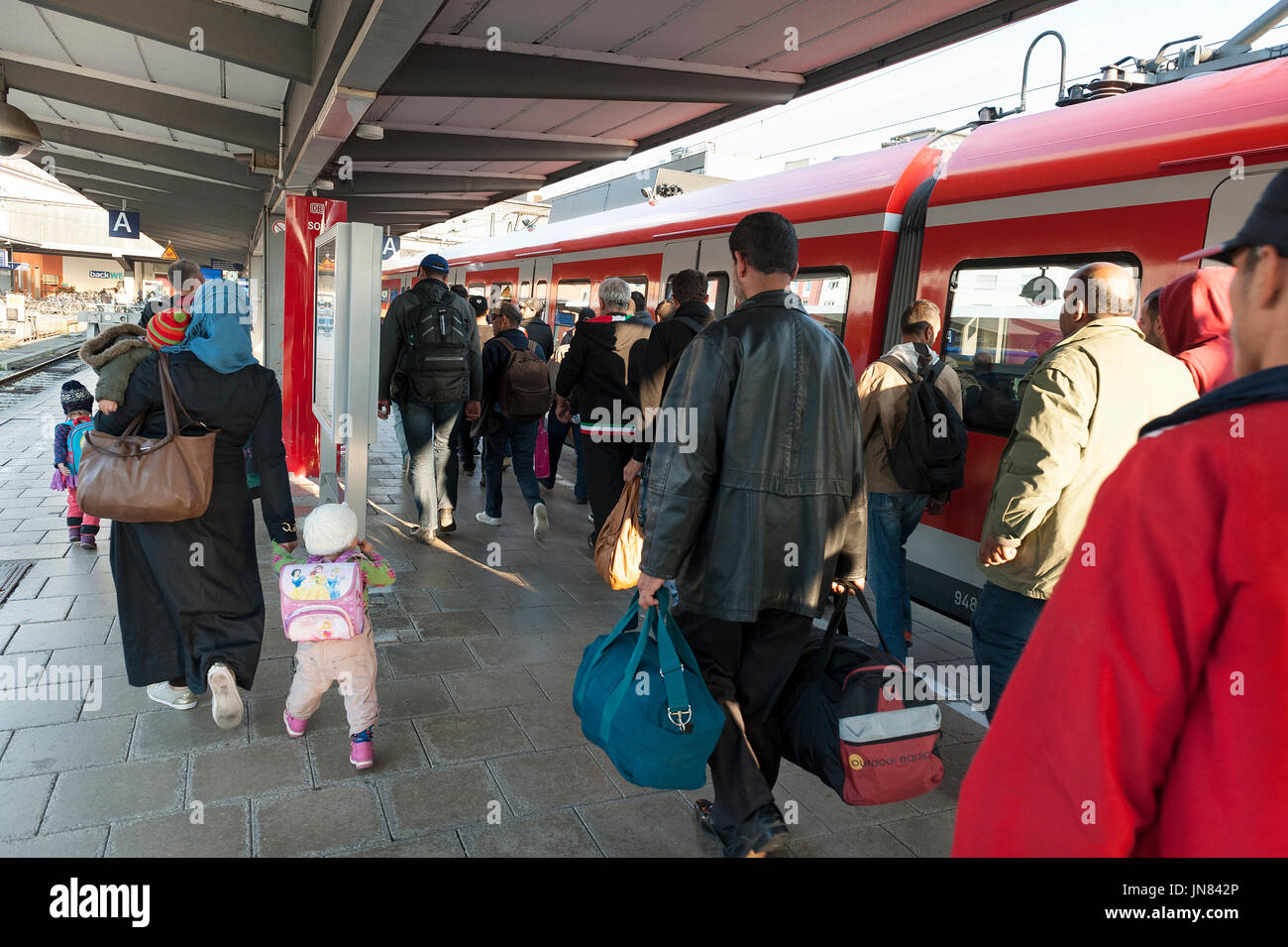 Munich, Alemania - 10 de septiembre de 2015: Los refugiados de Siria, Afganistán y los Balcanes llegando a los trenes en Munich para solicitar asilo. Foto de stock
