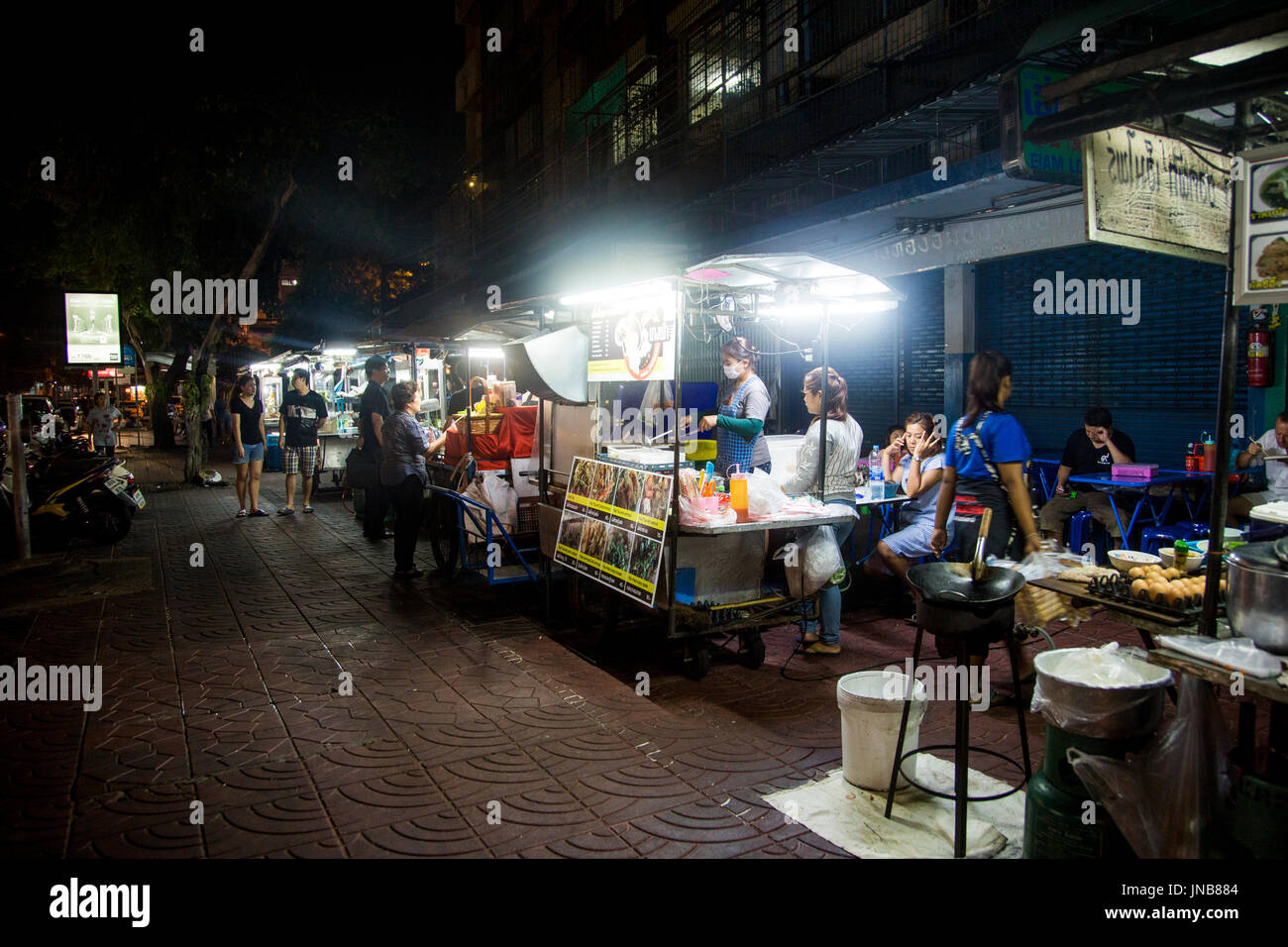 Puestos de comida en un mercado nocturno en Chinatown, en Bangkok, Tailandia Foto de stock