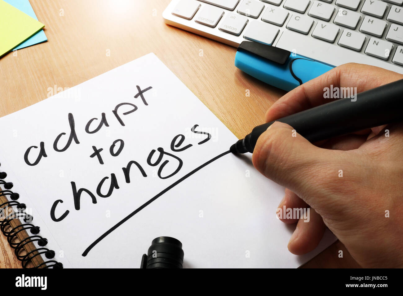 Adaptarse a los cambios en una nota escrita. Foto de stock
