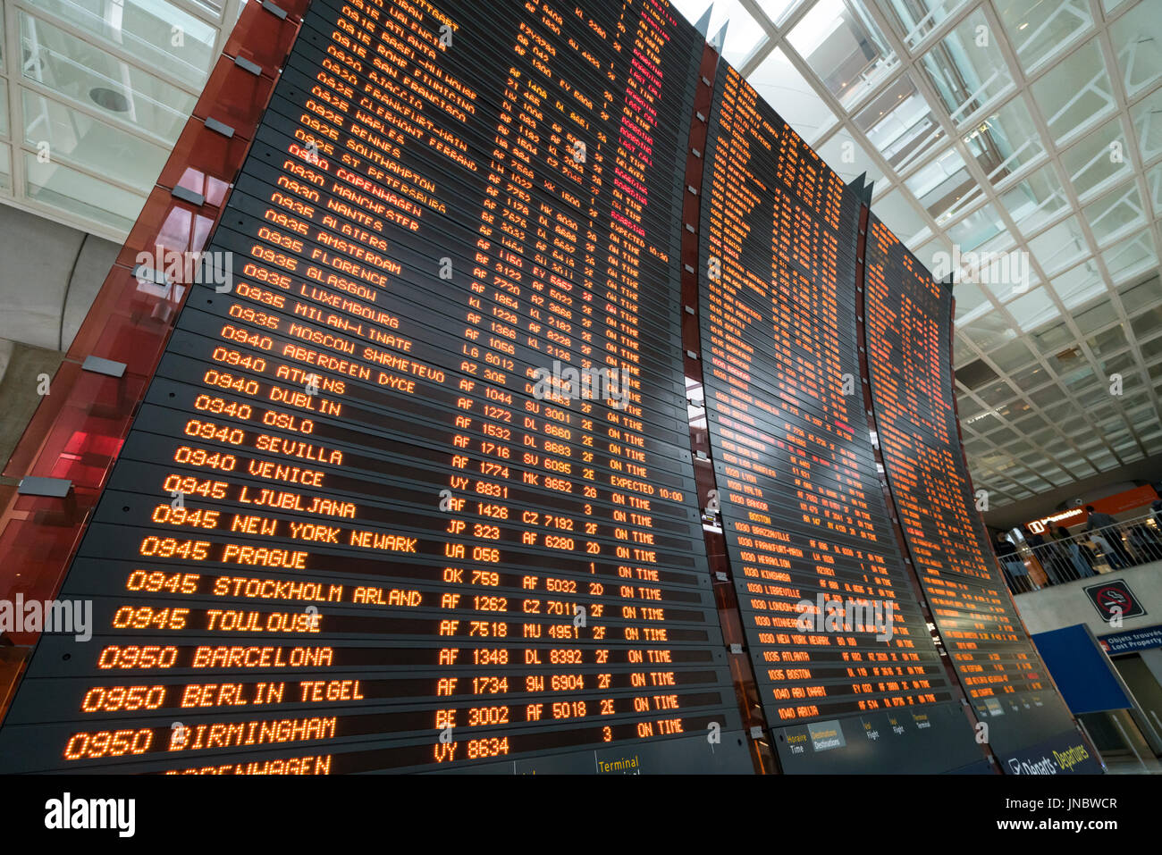 Las pantallas con los horarios de los vuelos en el aeropuerto Charles de Gaulle de París Foto de stock