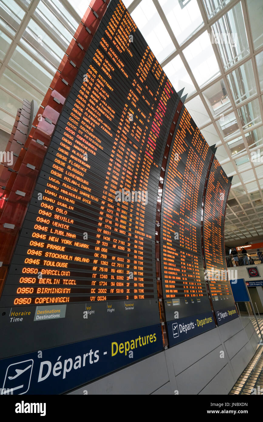 Las pantallas con los horarios de los vuelos en el aeropuerto Charles de Gaulle de París Foto de stock