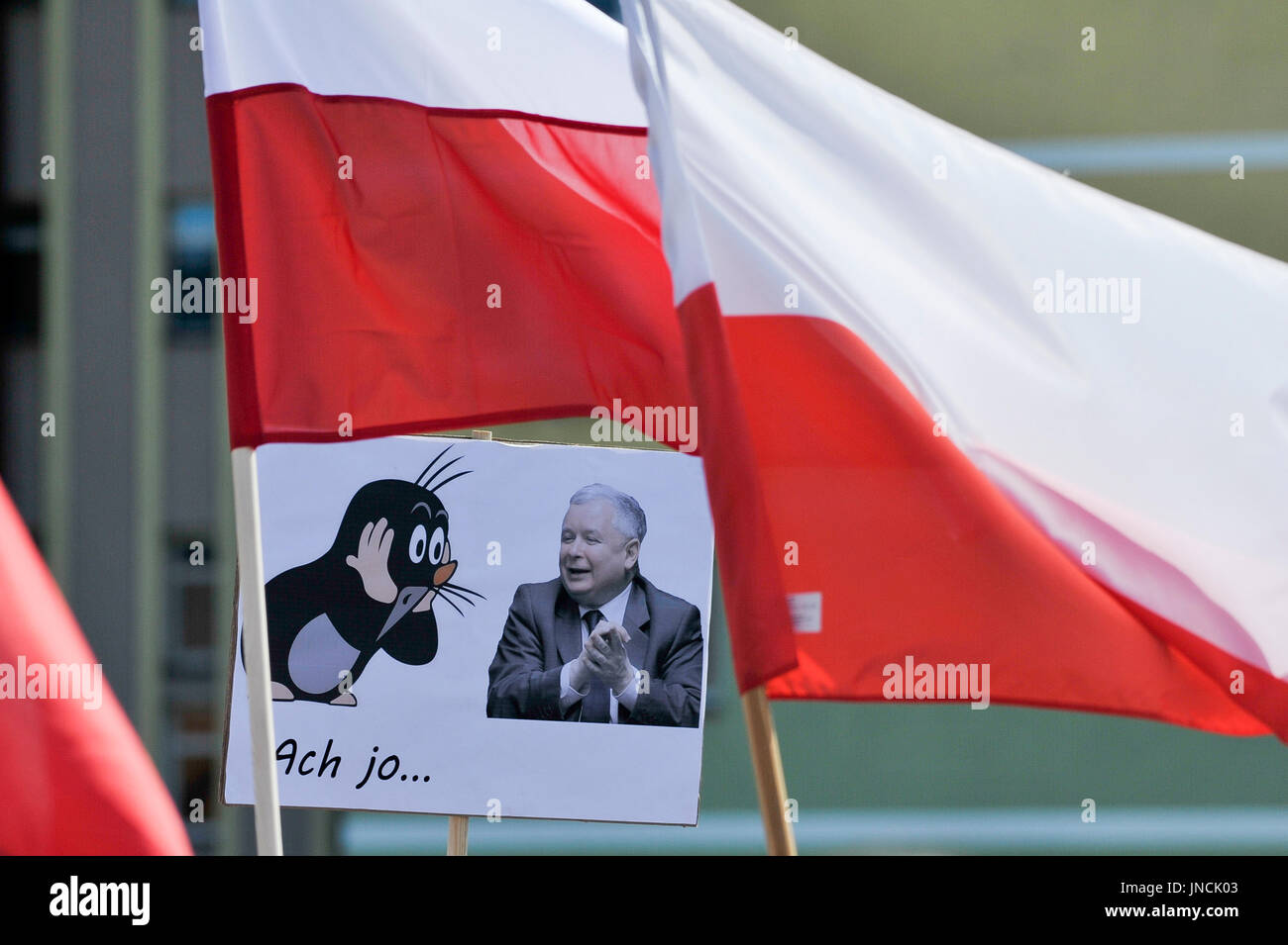 Jaroslaw Kaczynski y el famoso personaje animado checa la Mole (Krtek) manifestantes en contra de las nuevas reformas judiciales en Gdansk, Polonia. El 22 de julio de 2017 © Foto de stock