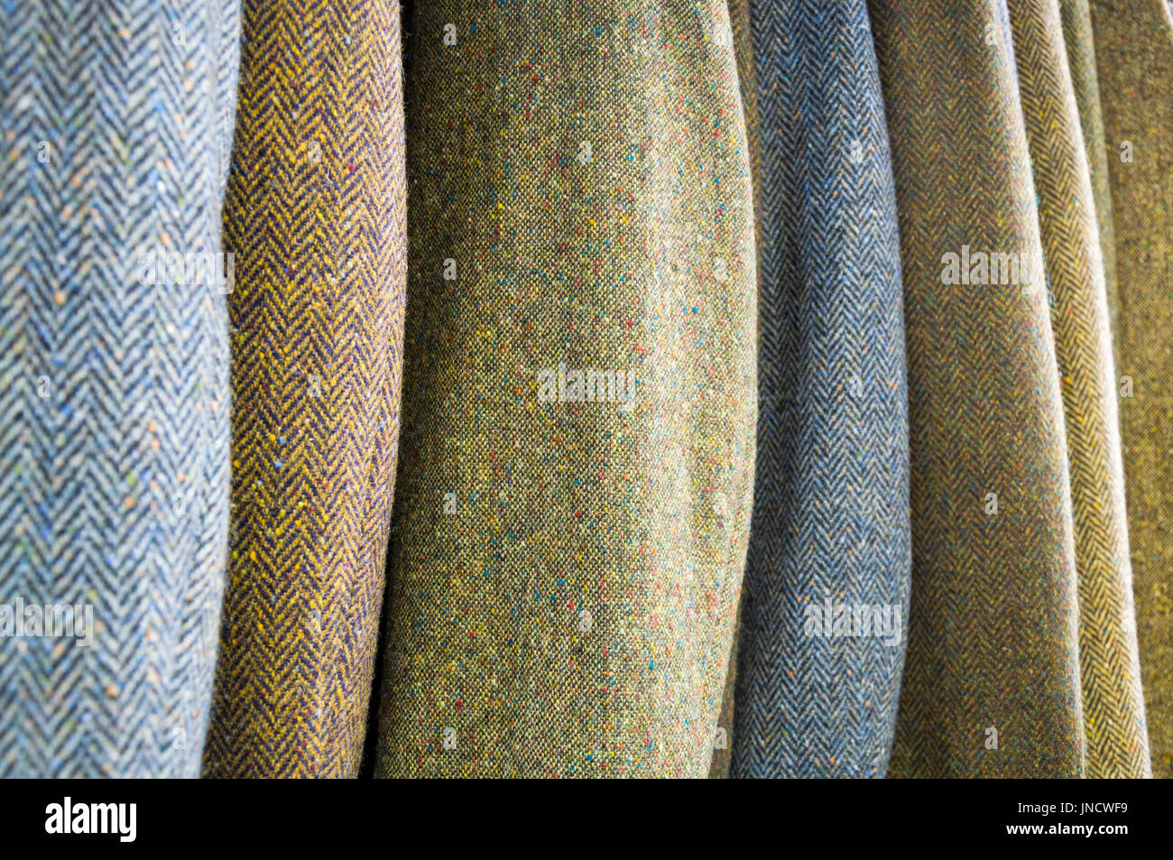 Donegal tweed chaquetas tejidas a mano mostrando los colores sutiles de  tweeds tradicionalmente tejer a mano. Ardara, Condado de Donegal, Irlanda  Fotografía de stock - Alamy