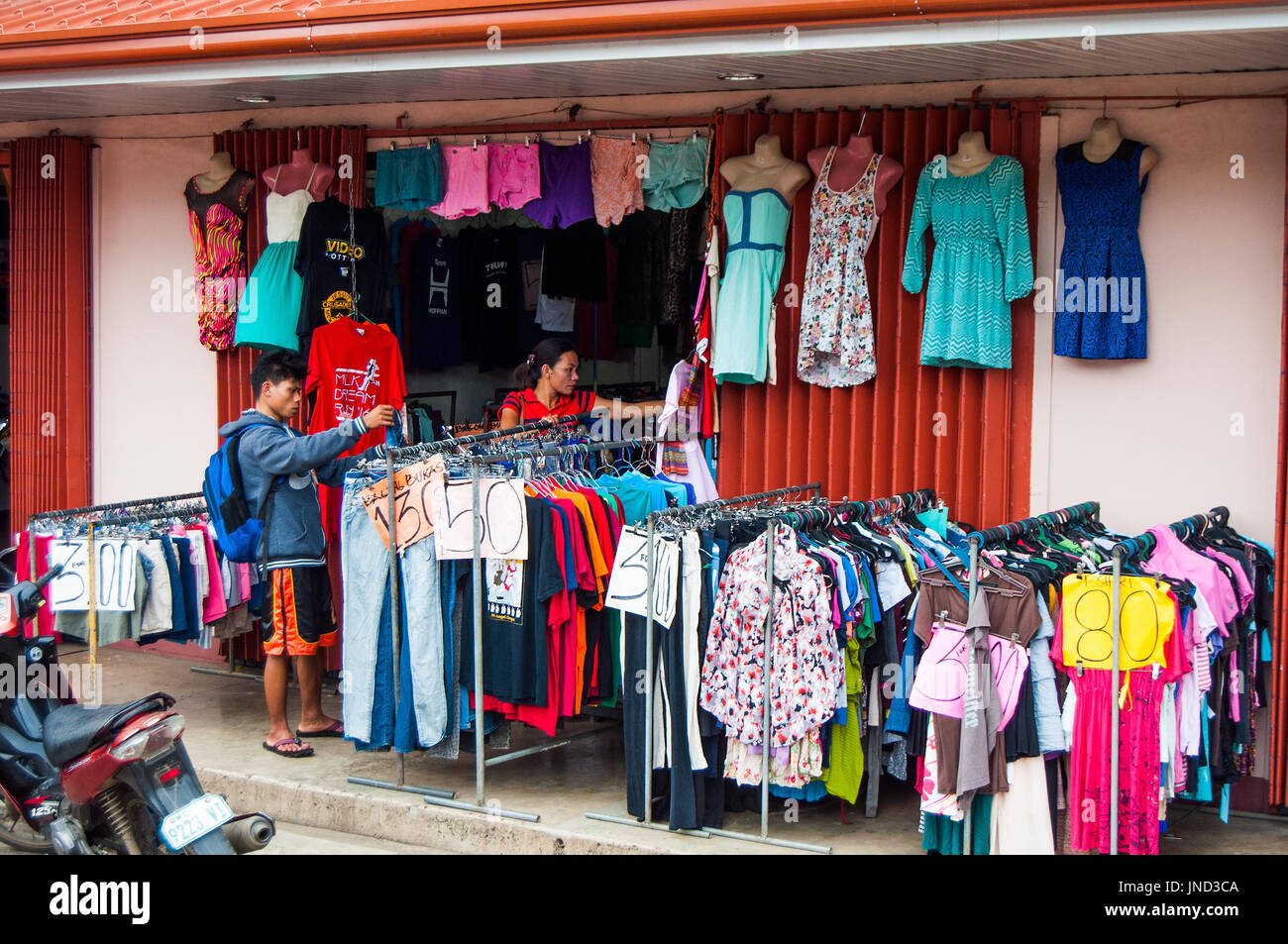 Tienda de ropa de segunda mano, Rizal Avenue, Puerto Princesa, Palawan, Filipinas Foto de stock