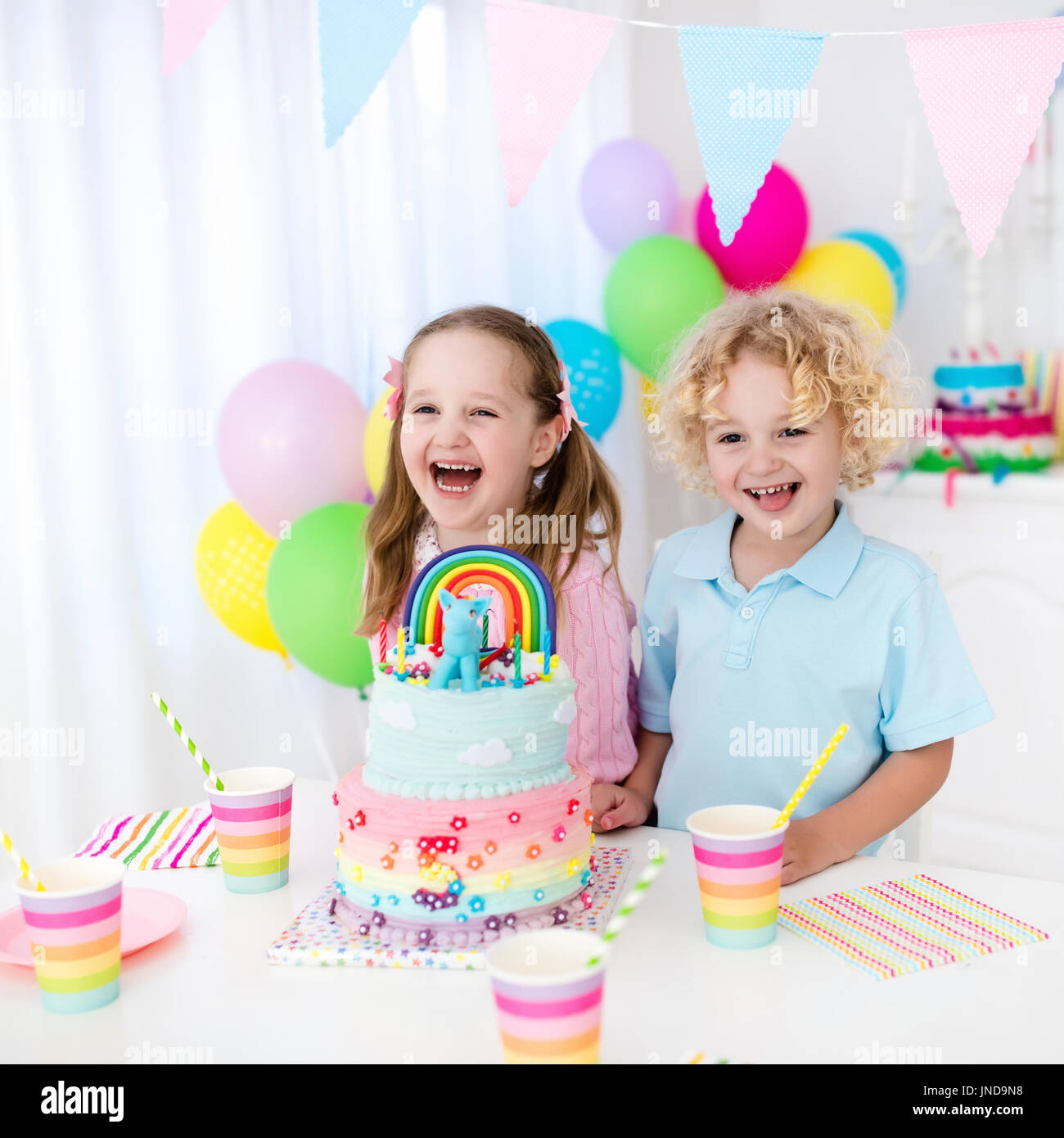 Fiesta De Cumpleanos Para Ninos Con Decoracion En Tonos Pastel Y Arco Iris De Colores Pastel Nina Y Nino Con Dulces Dulces Y Frutas Globos Y Banner En Decora Festivo Fotografia De Fiesta De Cumpleanos Para Ninos Con Decoracion En Tonos Pastel Y Arco Iris De Colores Pastel Nina Y Nino Con Dulces Dulces Y Frutas Globos Y Banner En Decora Festivo Fotografia De