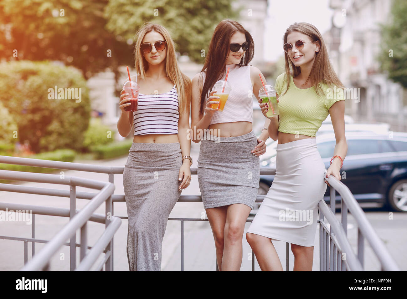 guapas en la calle Fotografía de stock Alamy