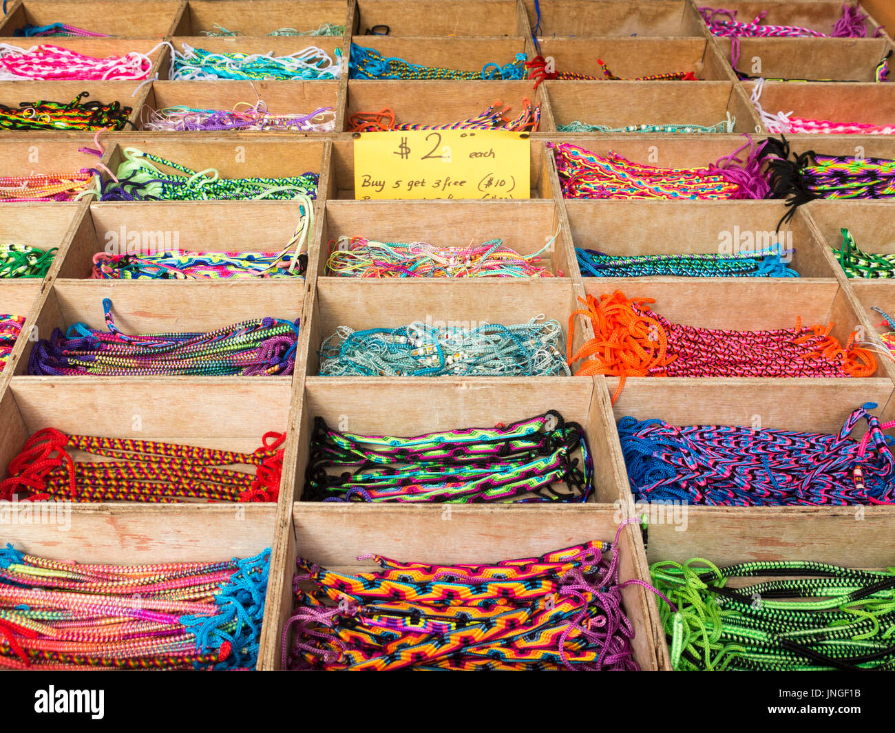 Pulseras de colores en un mercado callejero de Oranjestadt Foto de stock