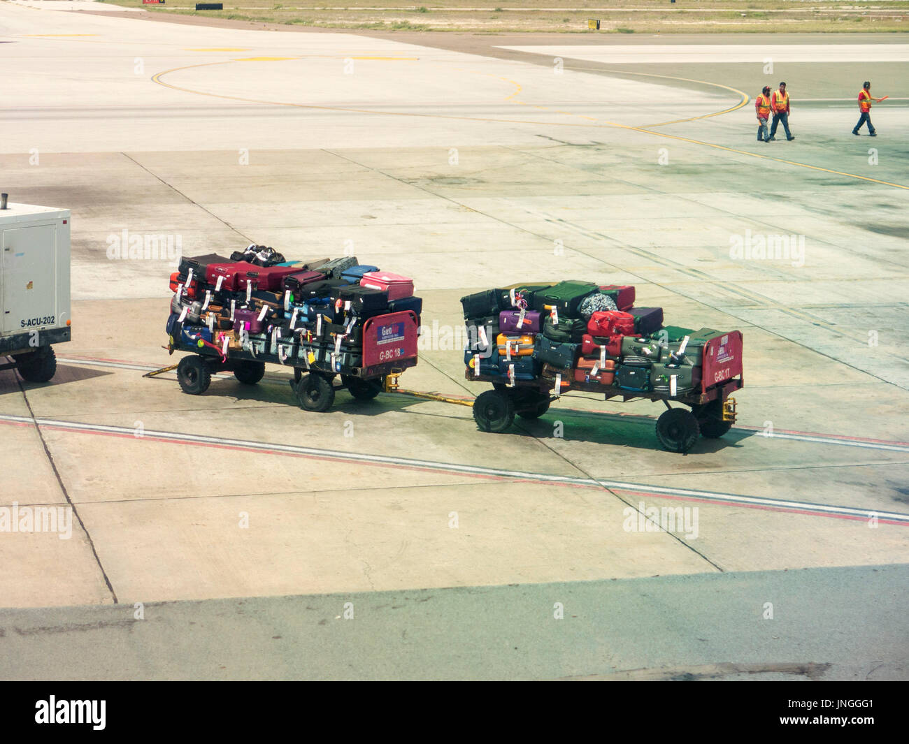 Carros de equipaje Equipaje de bodega en el aeropuerto Foto de stock