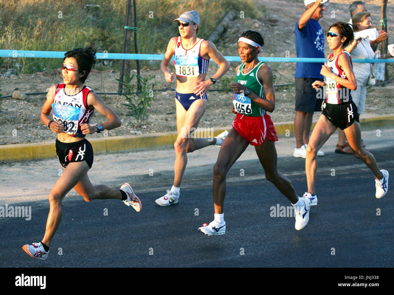 Atenas, Grecia - Japonesa Mizuki Noguchi lidera la carrera de maratón  femenino en torno a la marca de 27 kilómetros, donde empezó tirando para  ganar la medalla de oro en los Juegos
