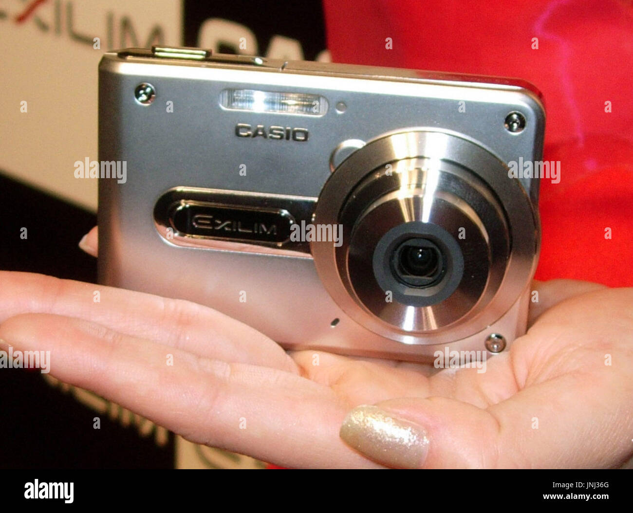 Al aire libre apoyo pausa Tokio, Japón - Casio Computer Co. lanzará la cámara digital más pequeña del  mundo con una lente de zoom, la cámara Exilim Card EX-S100 (foto), a  finales de septiembre sólo mide 79