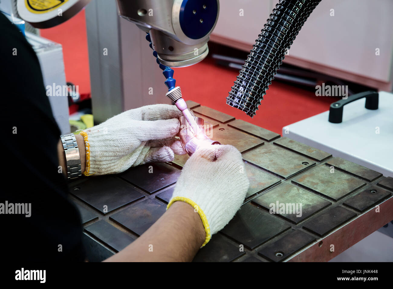 Trabajador mediante la reparación de moldes y matrices parte de