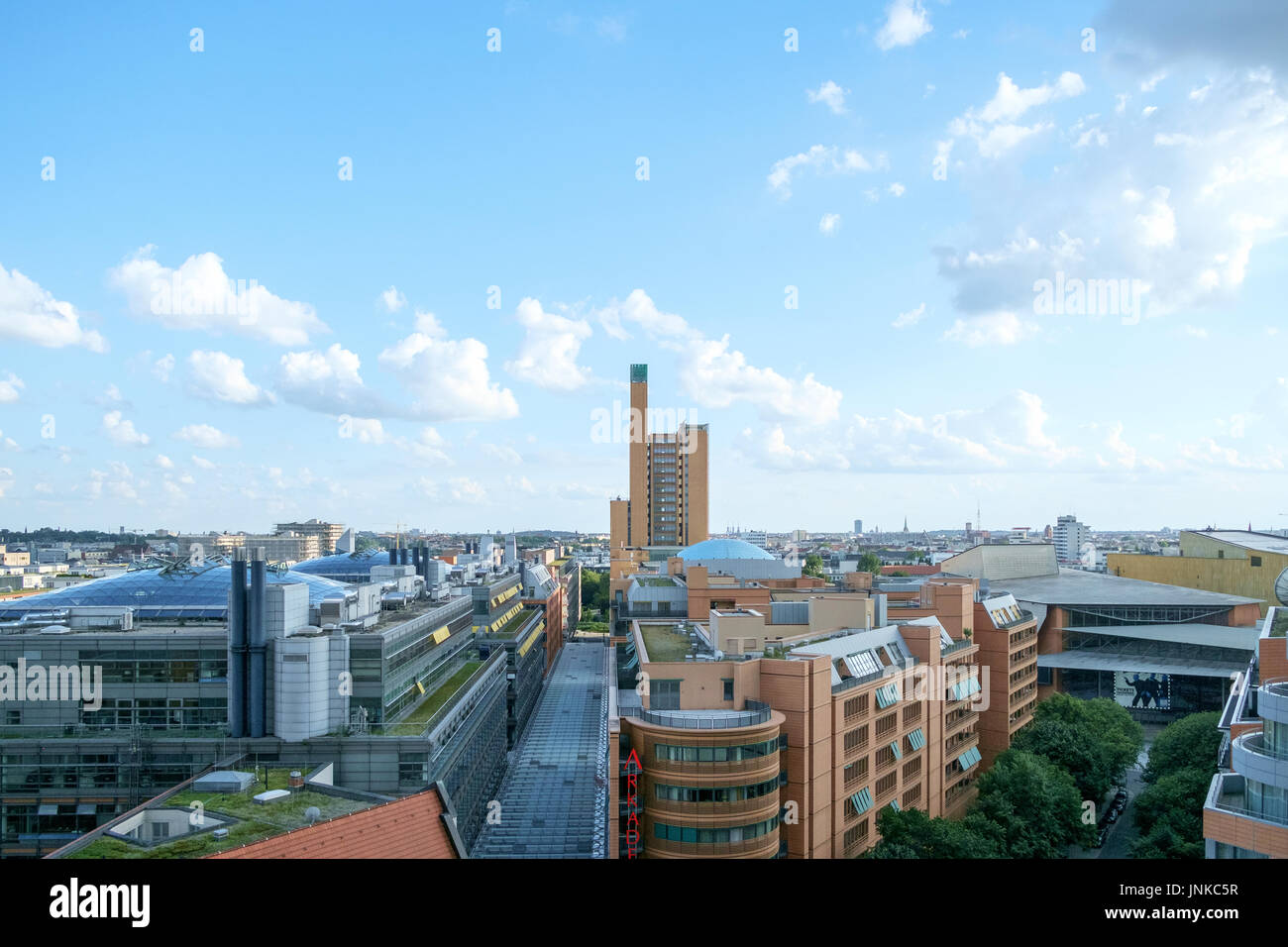 Berlín, Alemania - Julio 2017: Vista de la Potsdamer Platz West-Southwest a lo largo de Alte Potsdamer Straße en Berlín, Alemania, en julio de 2017. Foto de stock