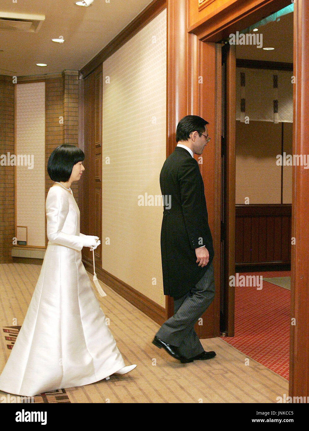 Tokio Japon La Princesa Sayako L Y Empleado Del Gobierno Metropolitano De Tokio Yoshiki Kuroda Entrar En El Sitio De Su Boda En El Hotel Imperial Del 15 De Noviembre Piscina