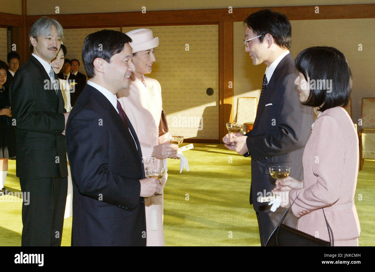 Tokio Japon Yoshiki Recien Casado Y Sayako Kuroda R Hablar Con El Principe Heredero Naruhito Y La Princesa Masako Como Principe Akshino Lejos L Y Su Esposa El Principe Kiko Ver