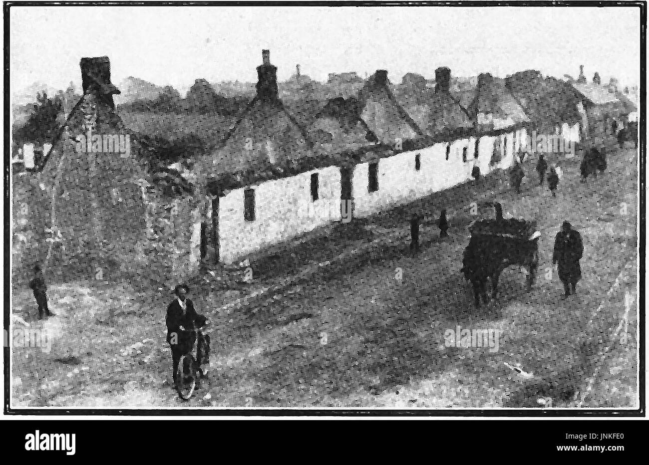 Problemas de Irlanda - Evacuación de viviendas dañadas en Balbriggan, Irlanda en 1920, después del ataque de 'Negro y Tans' Foto de stock