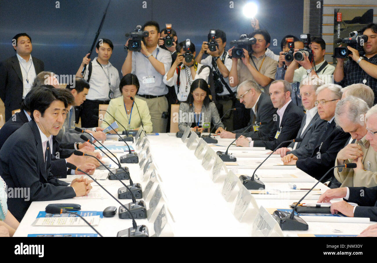 Tokio, Japón - El Secretario Jefe del Gabinete japonés Shinzo Abe (L) reúne a los embajadores y otros enviados, en representación de 18 países más la Unión Europea, en la oficina del Primer Ministro el 6 de junio. Los enviados prometió ayudar en Japón para resolver la cuestión del secuestro de Corea del Norte y muchos expresaron apoyo a Tokio para ponerlo en julio la cumbre del Grupo de los Ocho. (Kyodo) Foto de stock