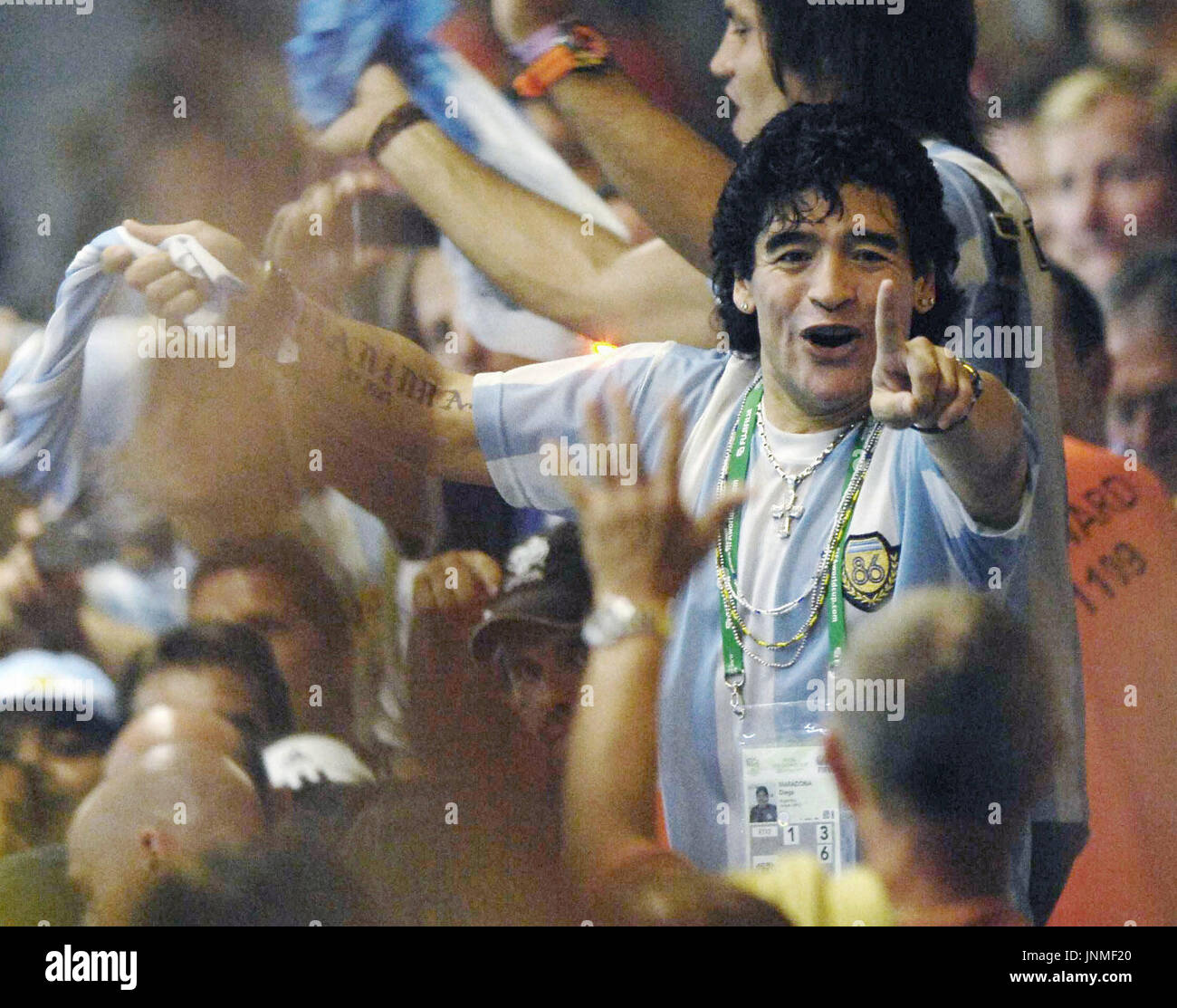 Leipzig Alemania Diego Maradona Celebra La Argentina En Tiempo Extra 2 1 Victoria Sobre Mexico Despues De Su Segunda Ronda De La Copa Del Mundo Chocan En El Estadio Central De Leipzig