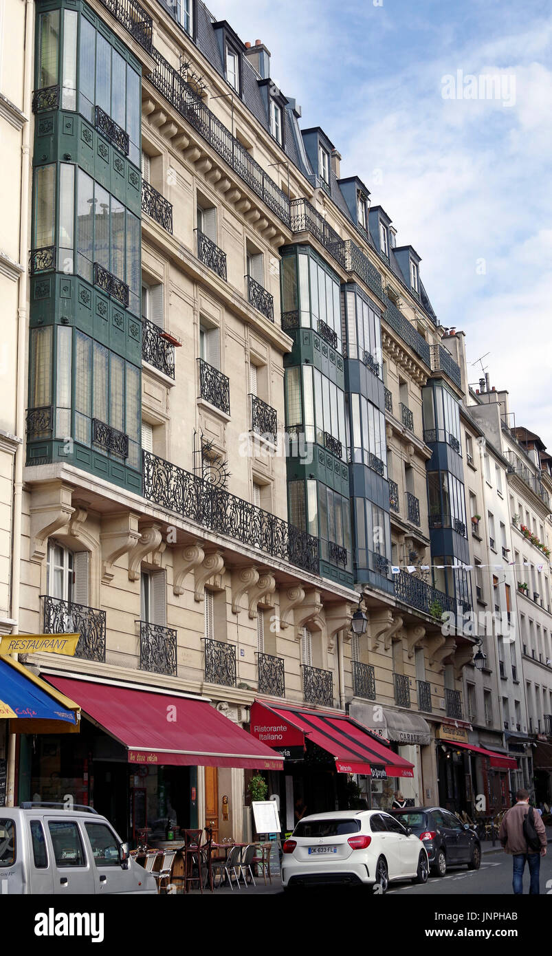 París, Francia, elegante y discreto estilo Beaux-Arts bloque de apartamentos cerca de St Etienne du Mont. Foto de stock
