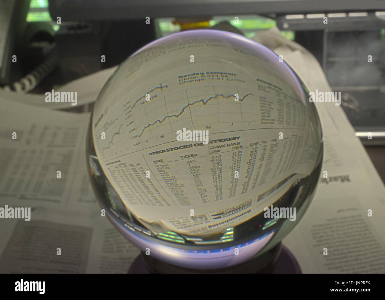 HDR imagen fotográfica de bolsa gráfico a través de una bola de cristal Foto de stock