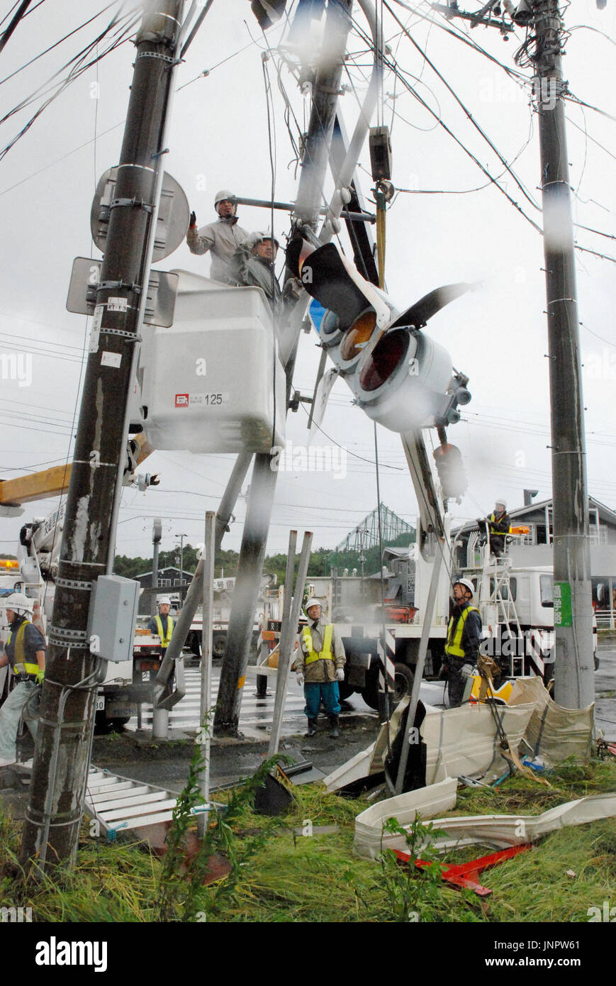 TSUCHIURA, Japón Bomberos quitar una señal de tráfico que cayó debido