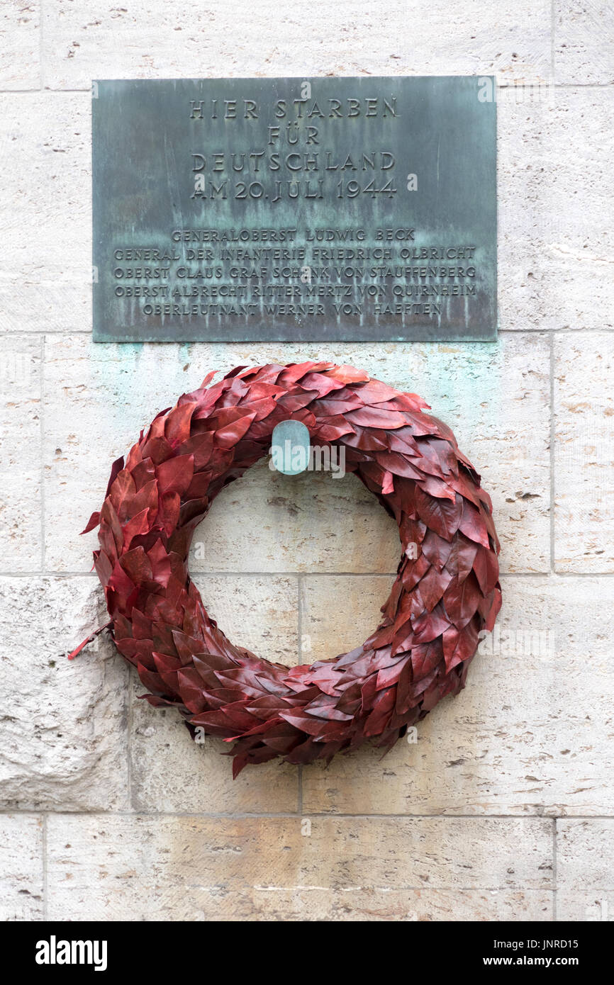 Plauqe y ofrenda floral en memoria de Claus von Stauffenberg y otros que conspiraron para asesinar a Adolf Hitler en 1943 Foto de stock