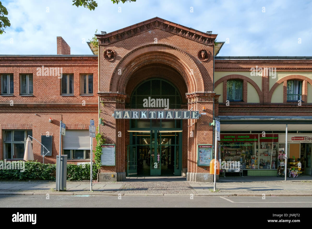 Entrada del histórico edificio del mercado en Berlin-Moabit Arminiushalle, Alemania en el verano de 2017. Foto de stock