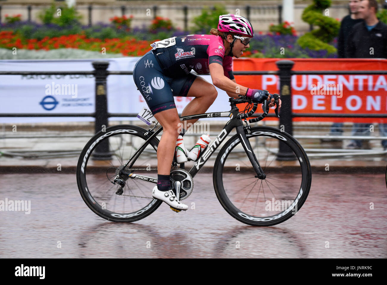 Classique UCI World Tour carrera de ciclismo profesional para mujeres.  Parte del evento de ciclismo Ride London en St. James's Park, Reino Unido  Fotografía de stock - Alamy