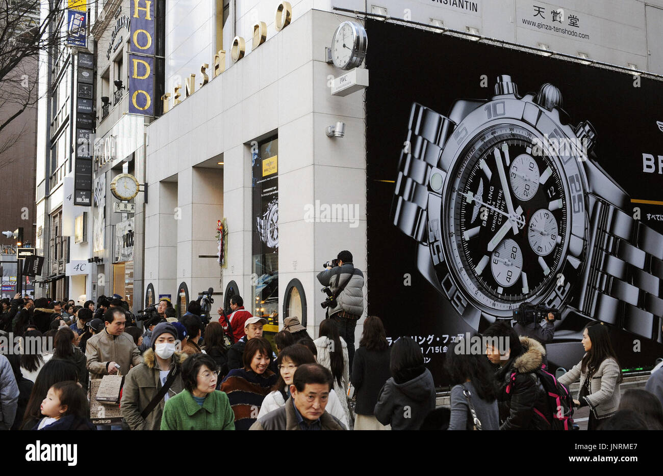 Tokio, Japón - Foto muestra Tenshodo, relojería y joyería en el distrito Ginza de Tokio, el 2 de enero, 2010. Alrededor de 200 relojes de gama alta por valor de unos 300 millones de yenes fueron descubiertos el mismo día que han sido robados de la tienda. (Kyodo) Foto de stock