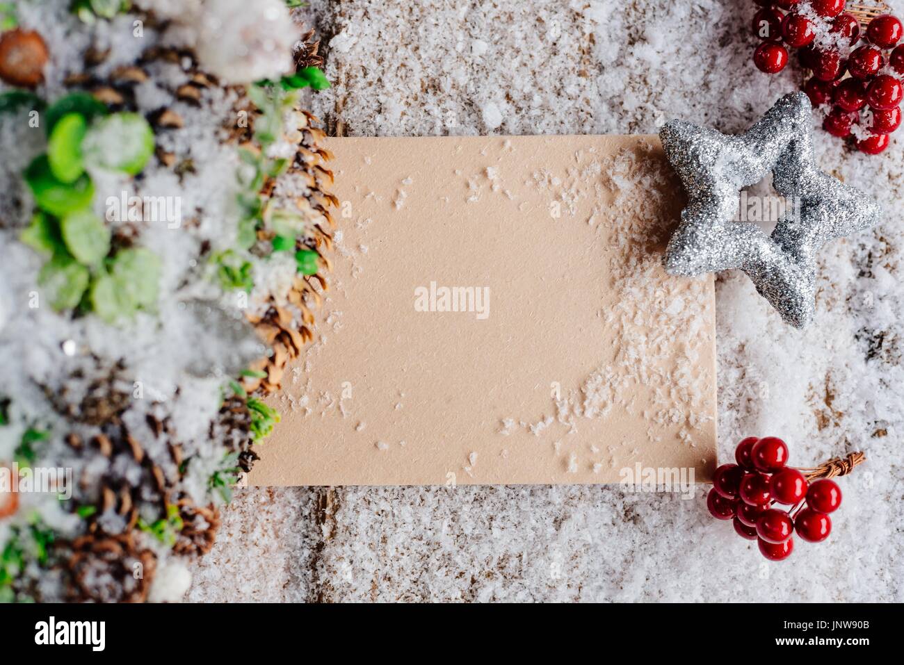 Decoración de Navidad con tarjeta en blanco para saludar. Espacio para el texto. ¡Feliz Navidad! Foto de stock