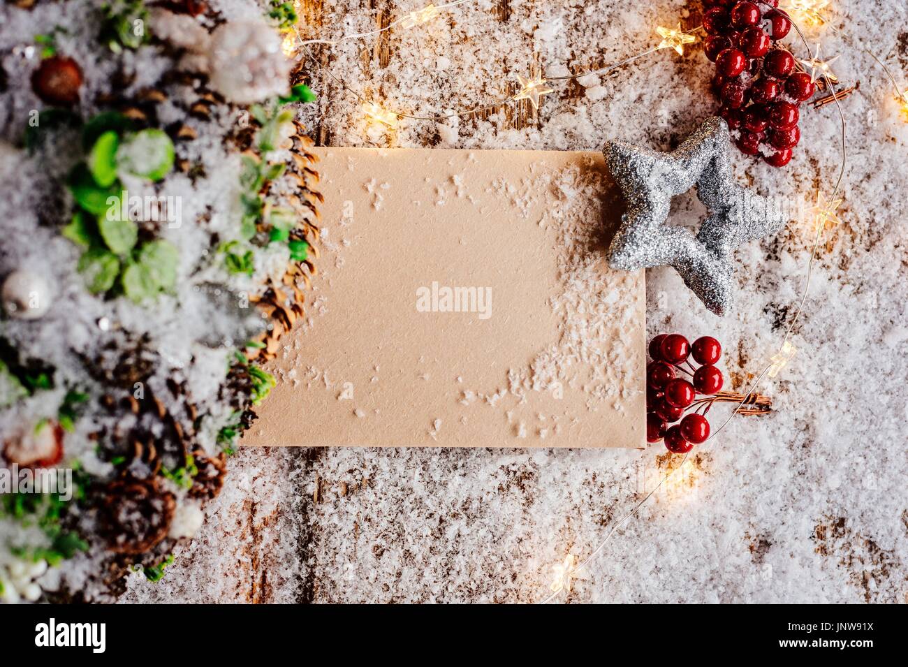 Decoración de Navidad con tarjeta en blanco para saludar. Espacio para el texto. ¡Feliz Navidad! Foto de stock