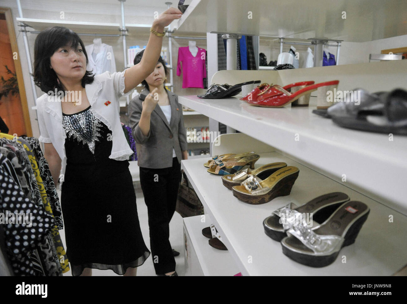 PYONGYANG, Corea del Norte - una tienda en Pyongyang, la capital de Corea  del Norte, vende ropa y zapatos italianos en julio de 2011. Un creciente  número de tiendas en Pyongyang son
