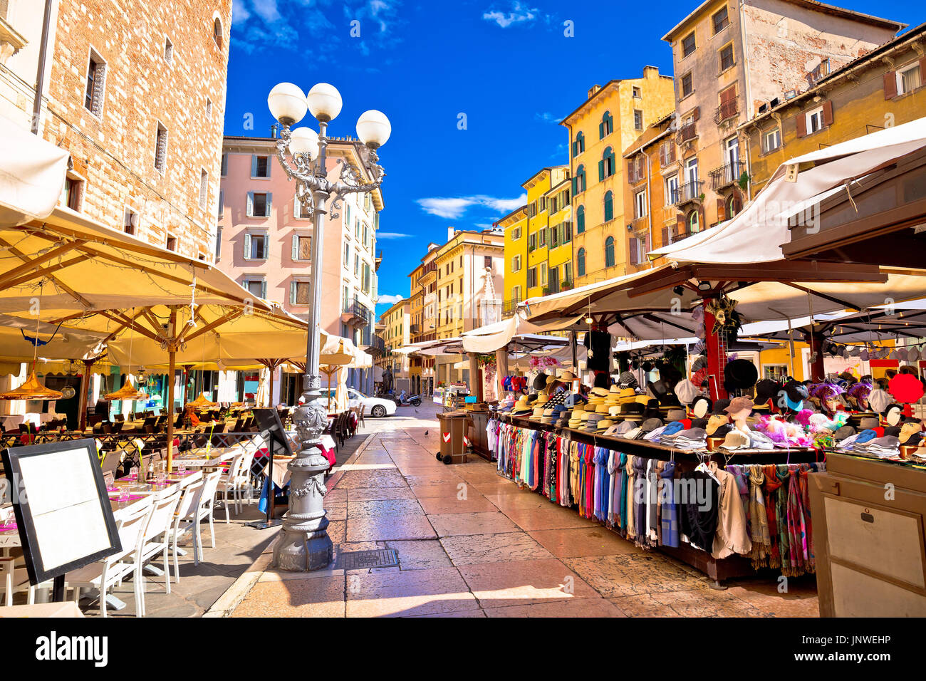 Piazza delle Erbe en Verona street y visión de mercado, región del Véneto, Italia Foto de stock