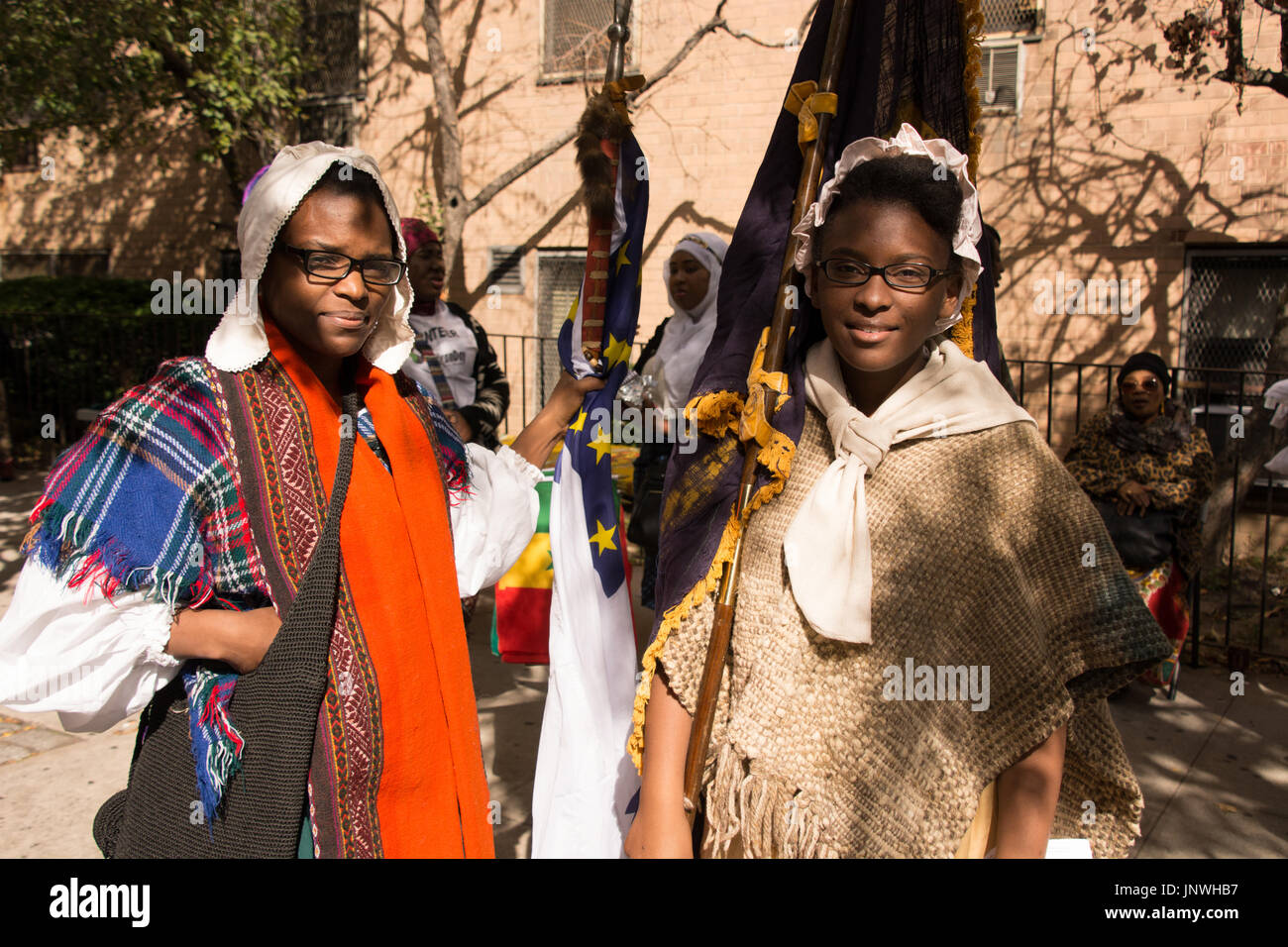 Historia la recreacion historica donde la ropa de la época colonial y  revolucionaria americana en Harlem para el Desfile del Día de África  Fotografía de stock - Alamy