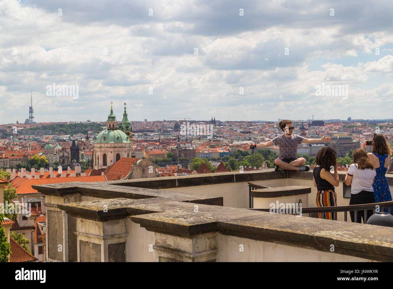 Pocos turistas en un mirador y vista panorámica del barrio de Mala Strana (Lesser Town) y más allá en Praga, República Checa. Foto de stock