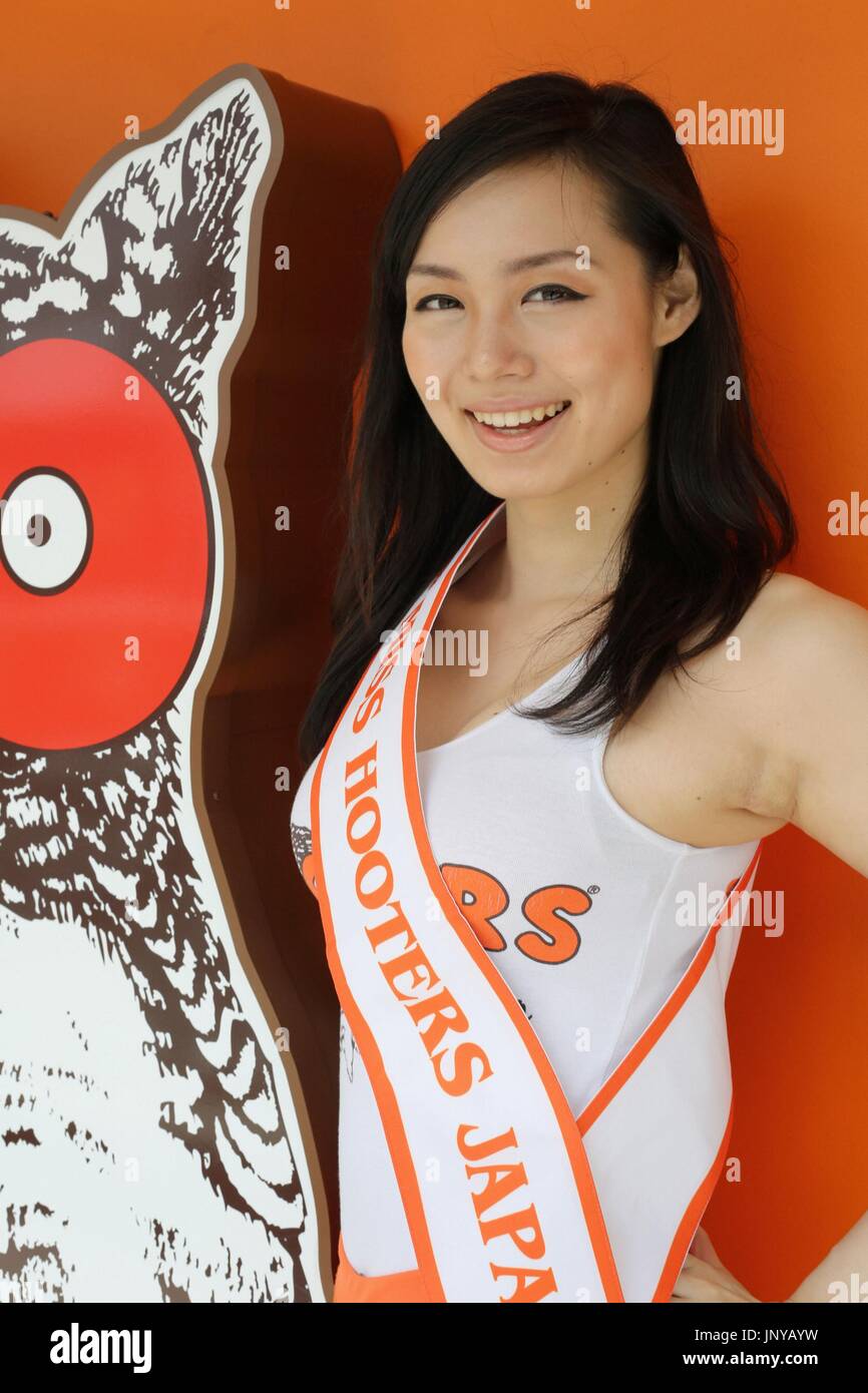 Tokio, Japón - Foto tomada en Tokio el 11 de mayo de 2012, muestra Mayu,  representante de Japón para las chicas de Hooters World Competition  organizada por EE.UU. es un restaurante informal