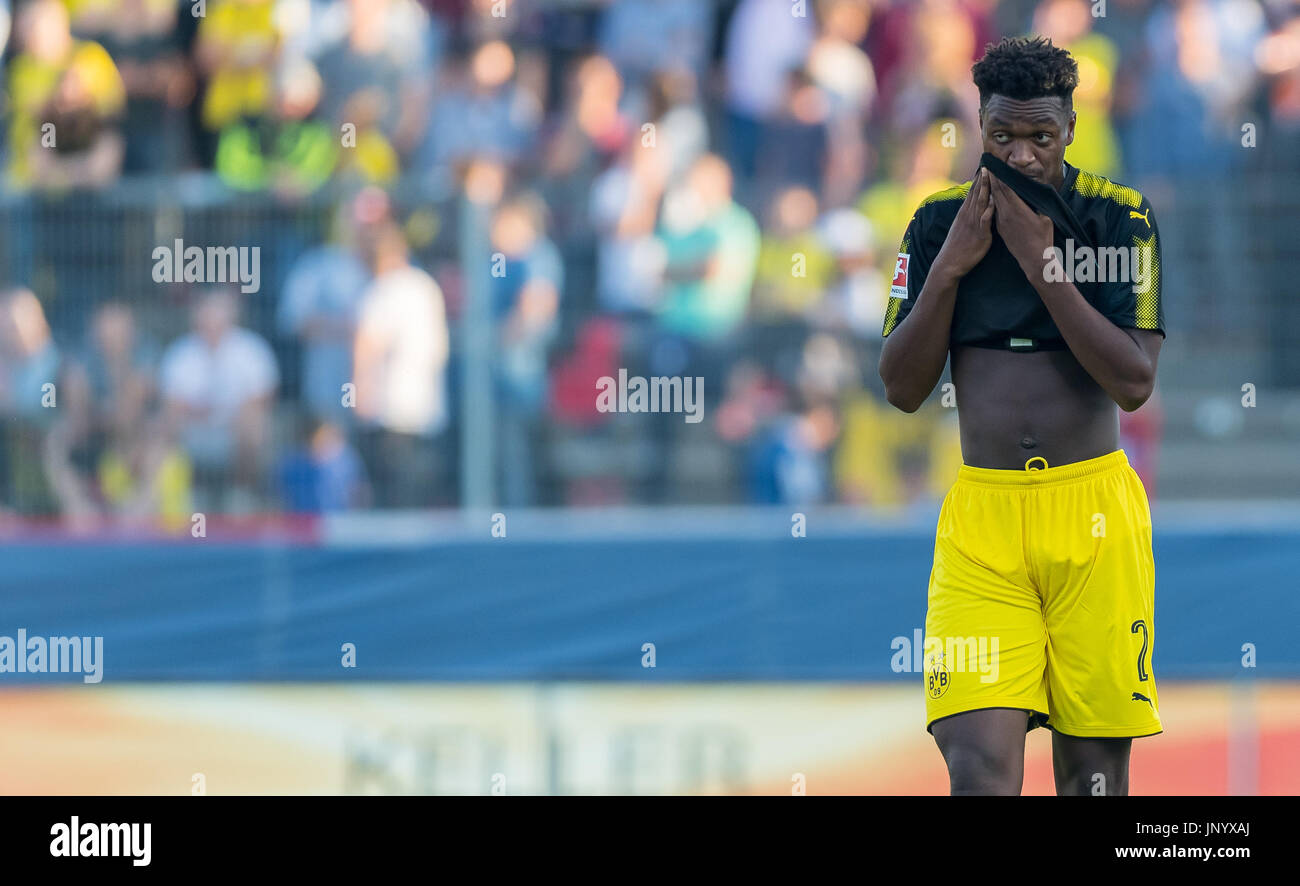 Dortmund's Dan-Axl Zagadou limpiando el sudor con su camiseta durante el Borussia Dortmund Espanyol Barcelona match Winterthur, Suiza, 28 de julio de 2017. Foto: Guido Kirchner/dpa Fotografía de stock -