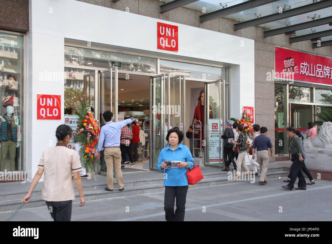 SHANGHAI, China - La cadena de tiendas de ropa casual japonesa Uniqlo abre  una nueva tienda en Shanghai el 29 de septiembre de 2012, a pesar de las  continuas manifestaciones anti-Japón en