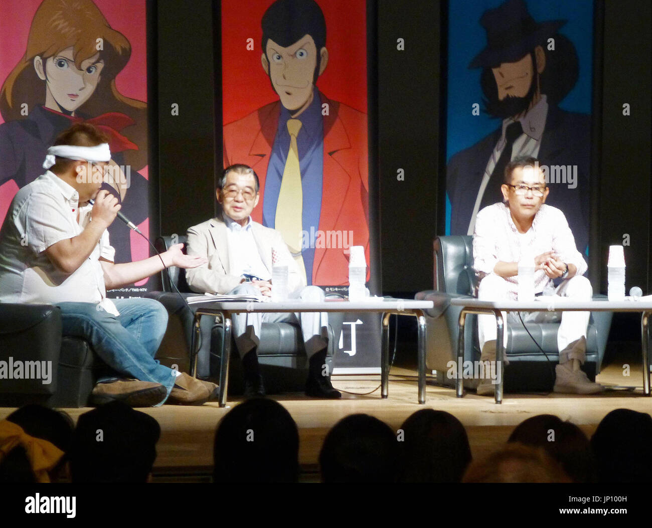 KUSHIRO, Japón - Monkey Punch (C), el dibujante de 'Lupin III', y Kanichi Kurita (R), quien interpreta la voz de Lupin III en el cine y TV series de animación, tomar parte en un evento en Hamanaka, Hokkaido, el 11 de agosto, 2013. (Kyodo) Foto de stock