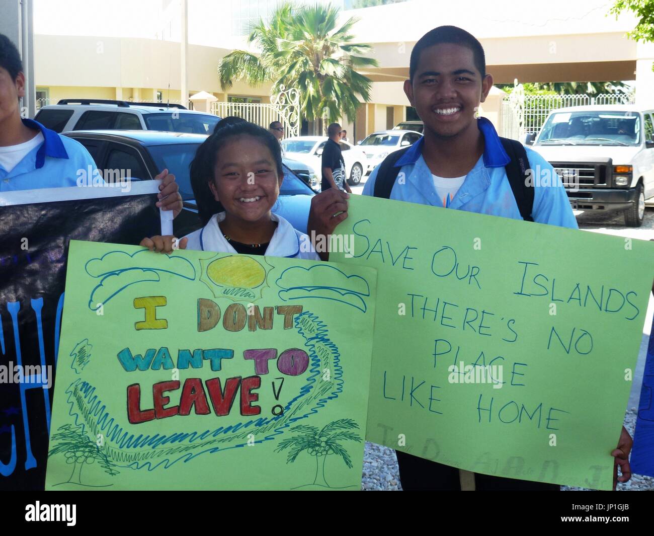 MAJURO, Islas Marshall - estudiantes de escuela secundaria de las Islas Marshall, un país de 29 atolones y cinco islas en el corazón del Océano Pacífico, el llamamiento a la acción sobre el cambio climático, 6 de septiembre, 2013. (Kyodo) Foto de stock